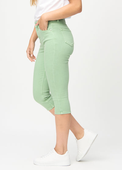 Lysegrønne skinny capris set fra siden på model.