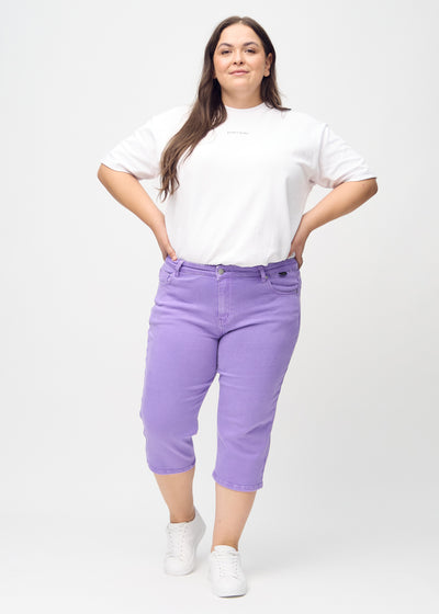 Fuldt billede af en plus-size model i lilla regular capris.