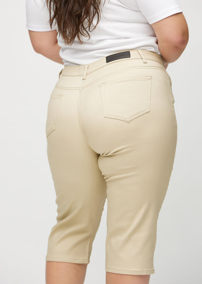 Beige regular capris set bagfra tæt på en plus-size model for at vise detaljer.