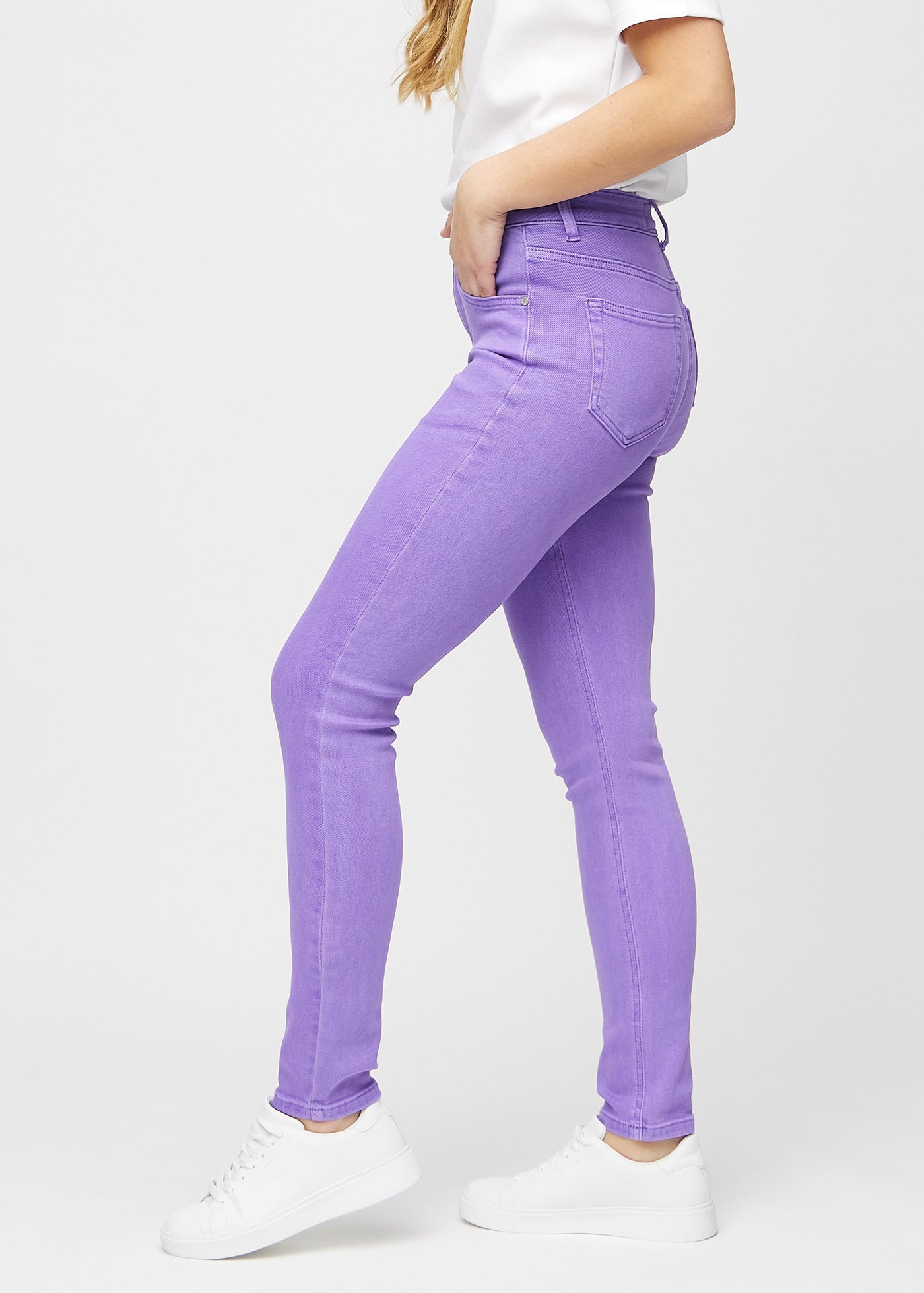 Lilla slim jeans set fra siden på model.