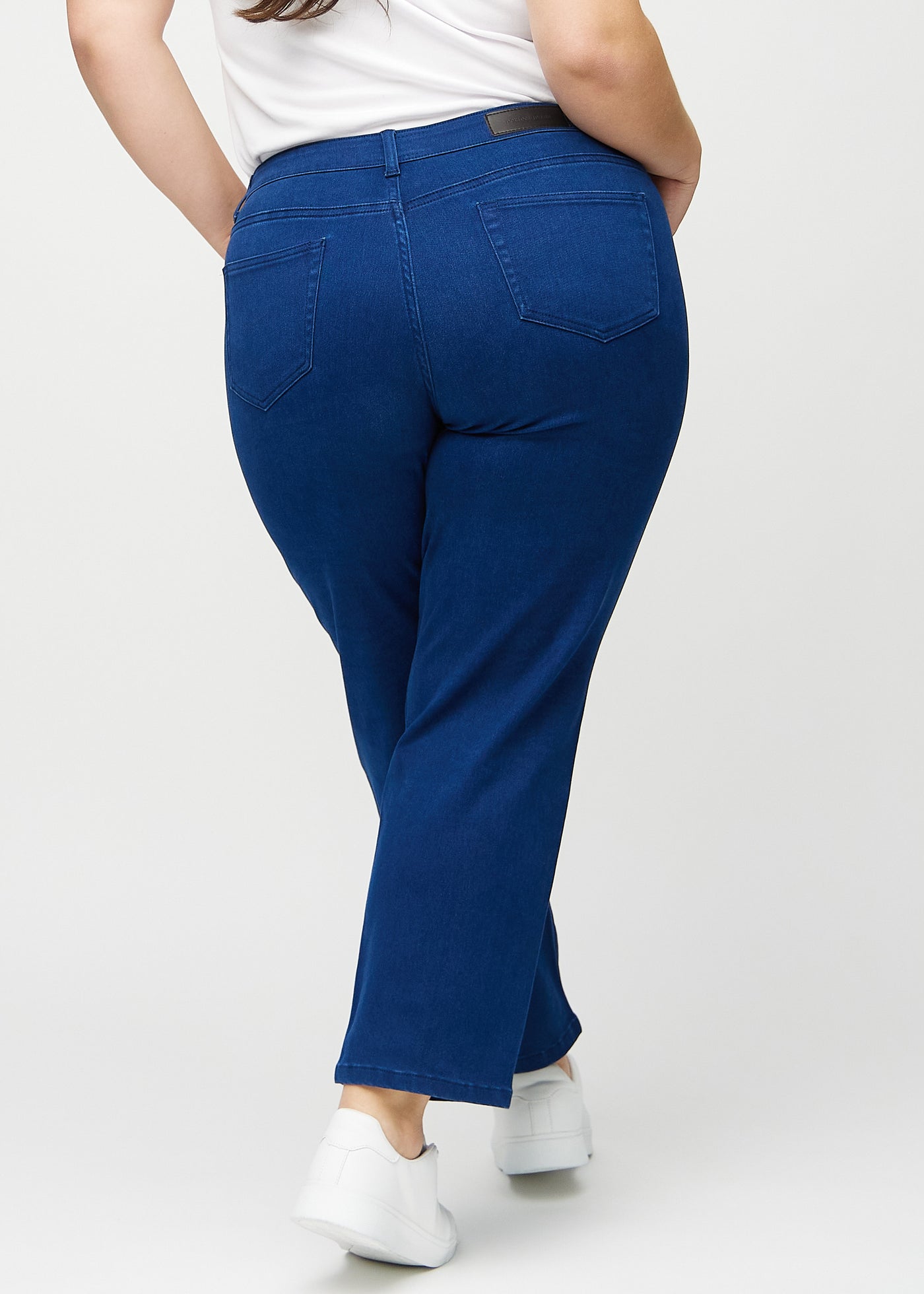 Mørkeblå regular jeans set bagfra på en plus-size model, så man kan se hele produktet.