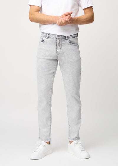 Lysegrå denim regular jeans, modelnavn Ashes, som går lige ned langs benet, set forfra.