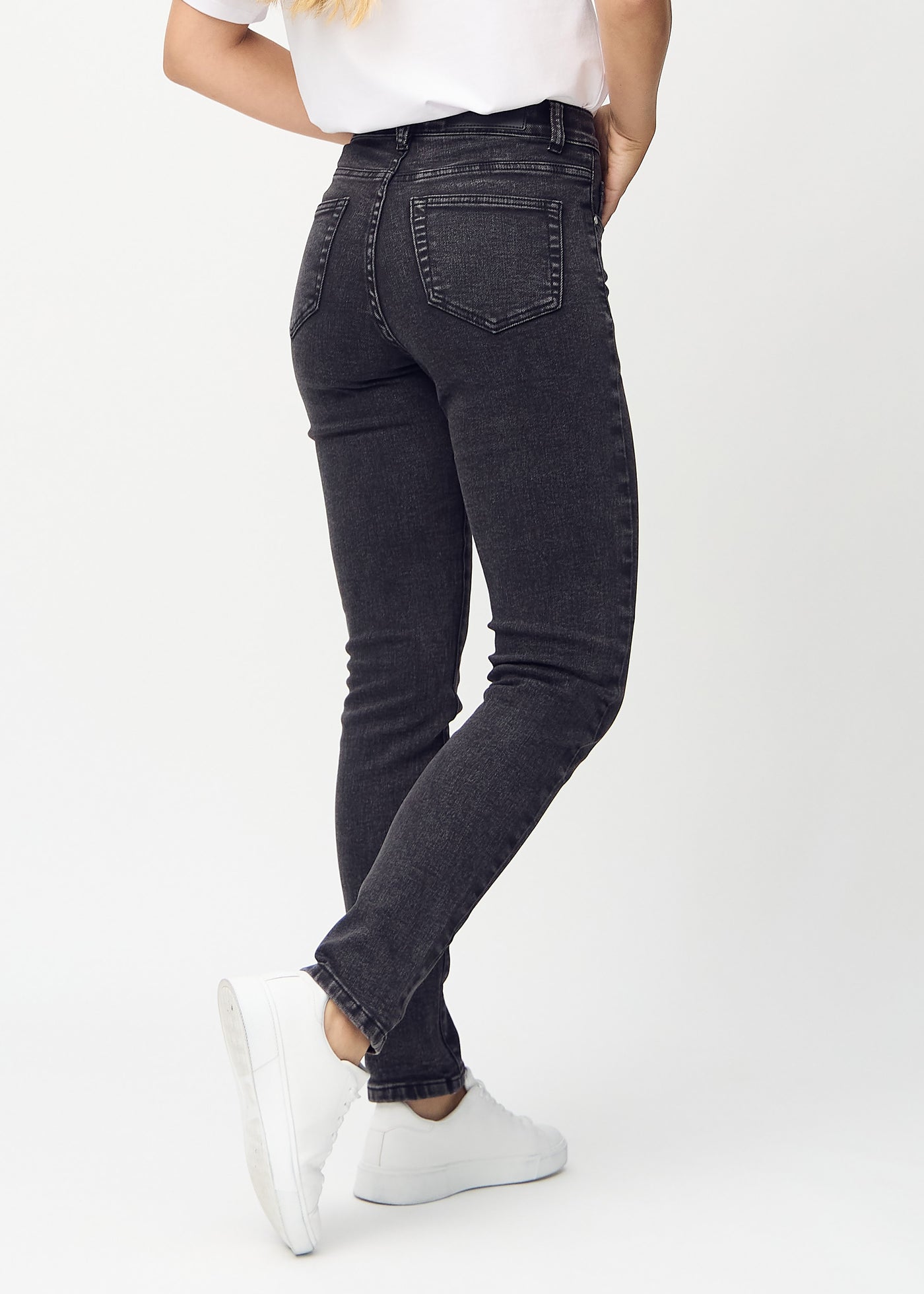 Mørkegrå denim slim jeans set bagfra, så man kan se hele produktet.